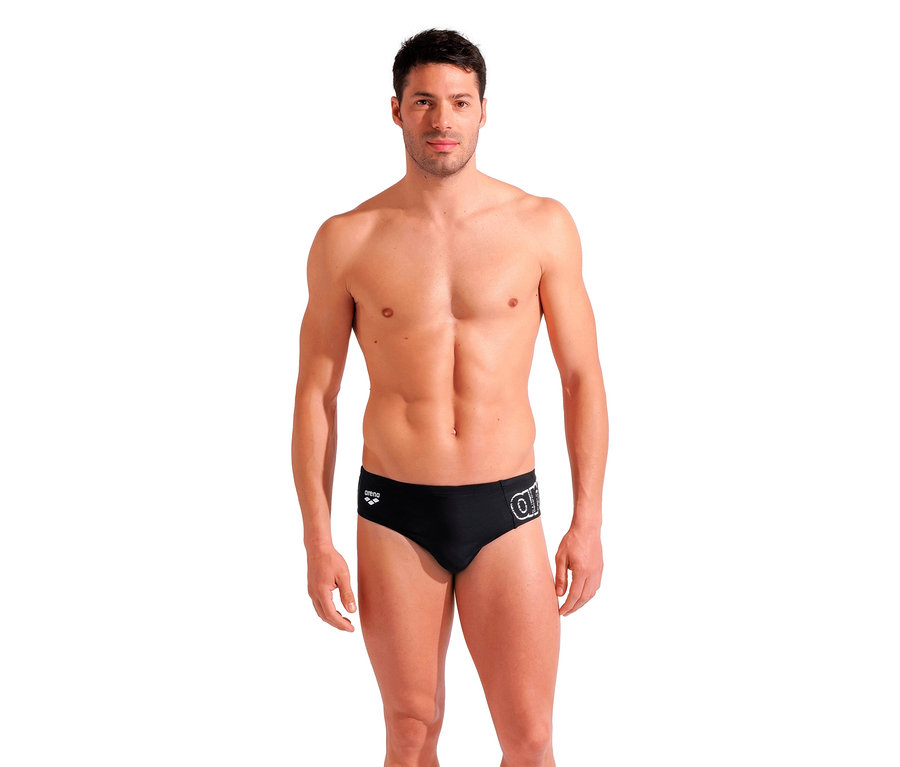 Mężczyzna ma na sobie czarne kąpielówki arena Scratchy.