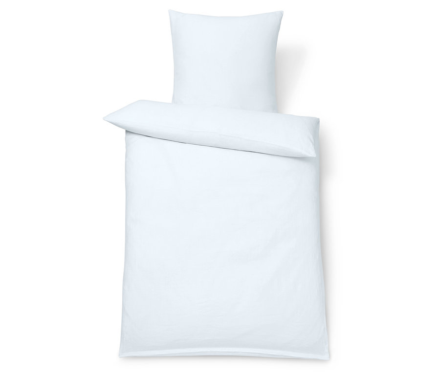 Biała, lniana pościel w dużym rozmiarze.