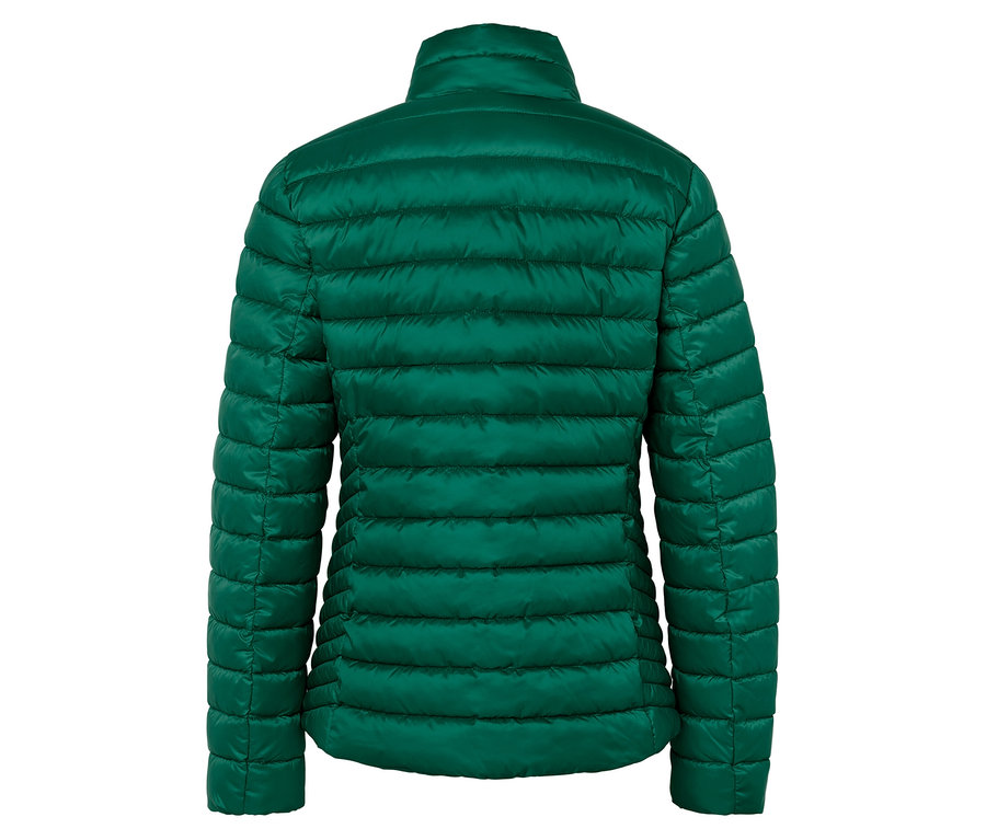 Widok z tyłu zielonej kurtki pikowanej.