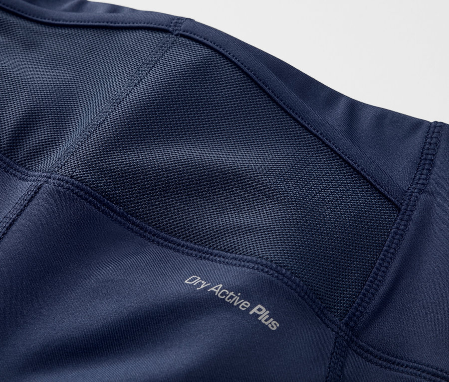 Zbliżenie na granatowe spodenki rowerowe.