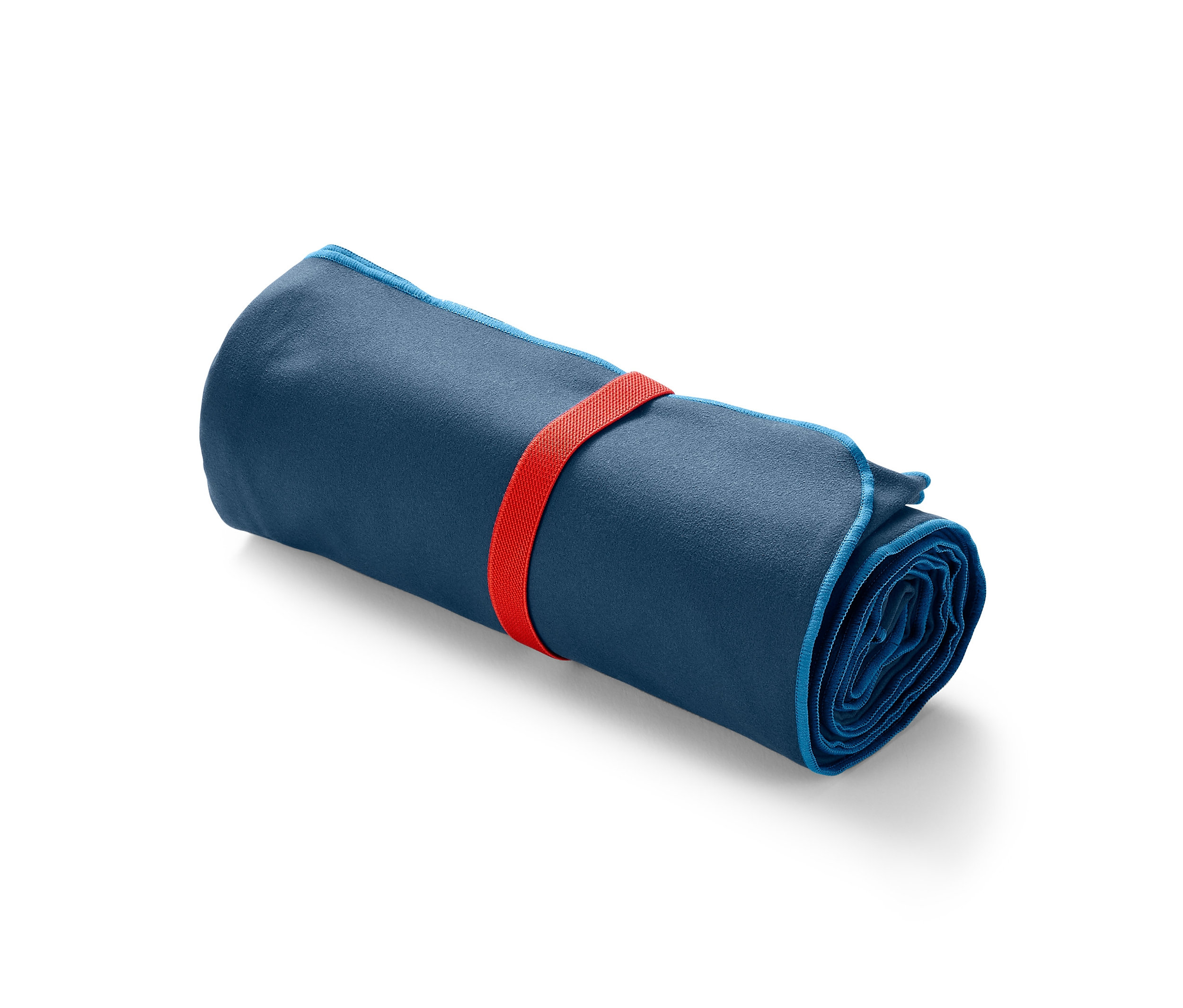 Niebieski ręcznik kąpielowy XL z mikrofibry zwinięty i zabezpieczony czerwoną gumką.