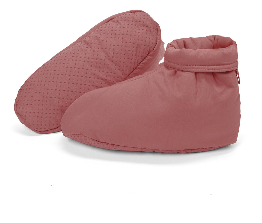 Dwa różowe ocieplacze na stopy z antypoślizgową podeszwą leżą obok siebie.