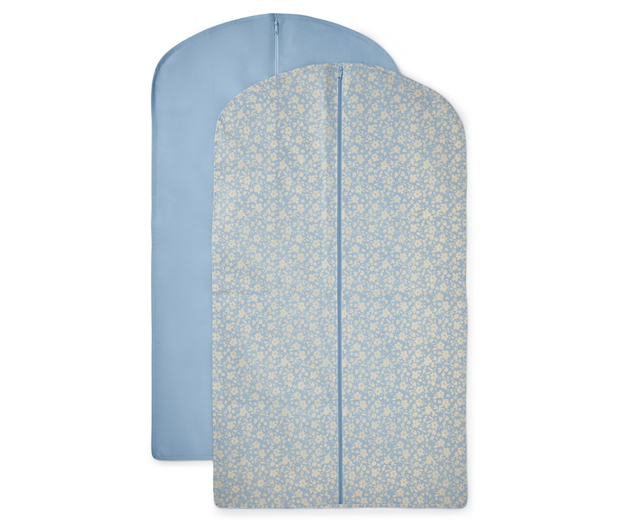 Dwa pokrowce na ubrania: jeden jasnoniebieski i jeden jasnoniebieski w kwiatowy wzór.