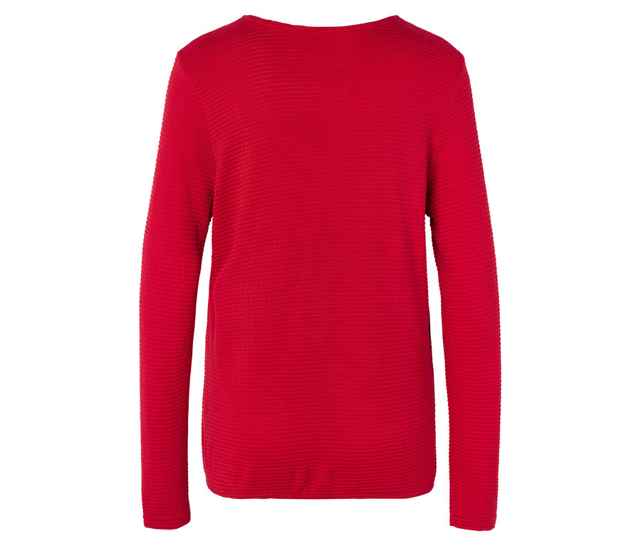 Czerwony sweter z długim rękawem.