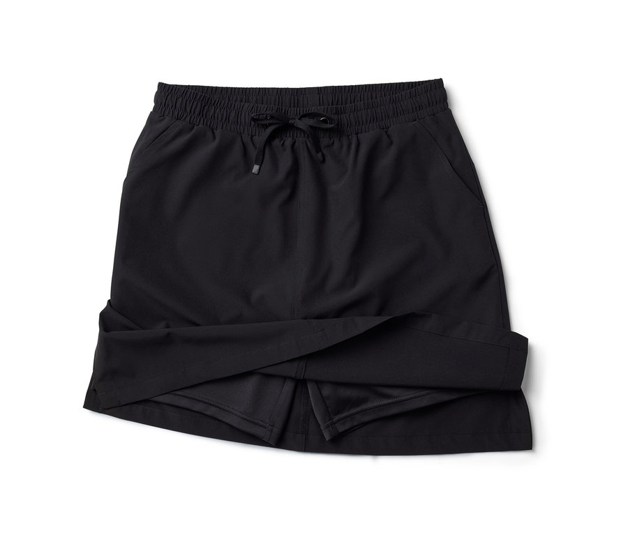 Czarne funkcyjne spódnico-szorty.