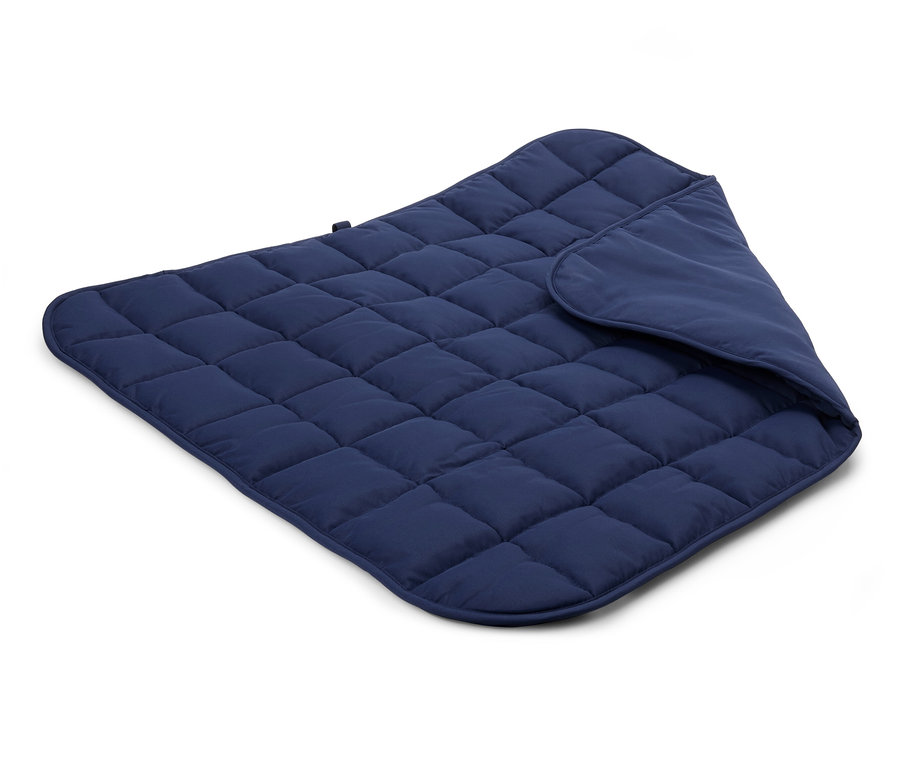 Szczegółowy widok pikowanego, granatowego koca na białym tle.