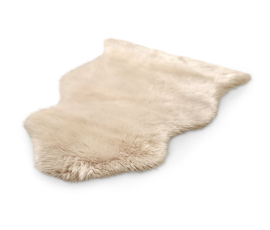 Beżowe dekoracyjne futro sztuczne na białym tle.