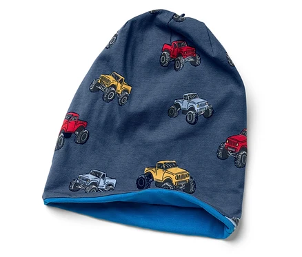 Niebieska czapka z nadrukiem czerwonych, żółtych i szarych monster trucków.