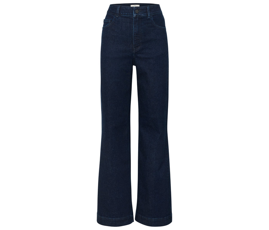 Granatowe dżinsy z rozszerzanymi nogawkami.