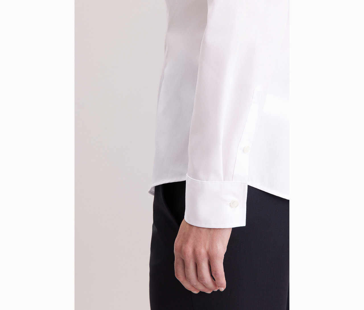 Zbliżenie na kobietę w białej bluzce Seidensticker Slim Fit non iron.