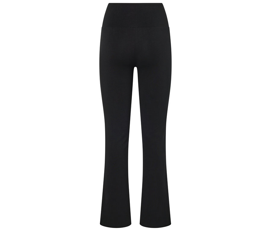 Czarne spodnie z rozszerzanymi nogawkami, widok z tyłu.