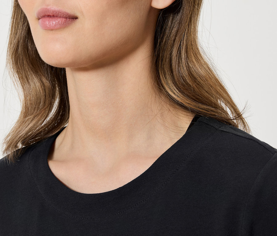 Zbliżenie na czarną koszulkę damską z krótkim rękawem.