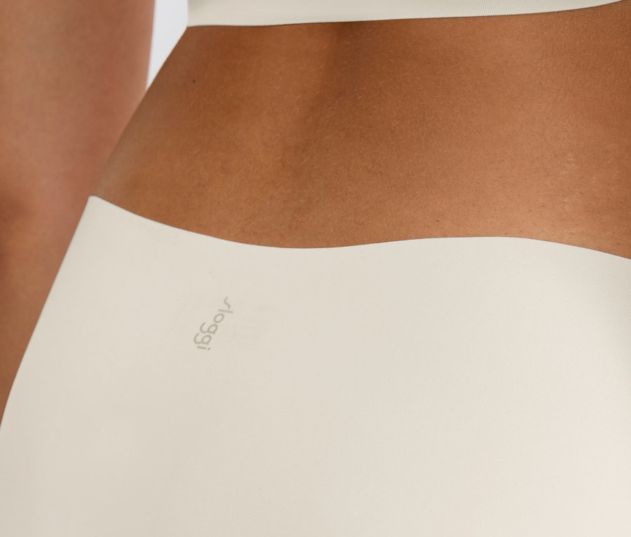 Zbliżenie na kobietę w figach typu high-leg sloggi ZERO Feel 2.0, jedwabista biel.