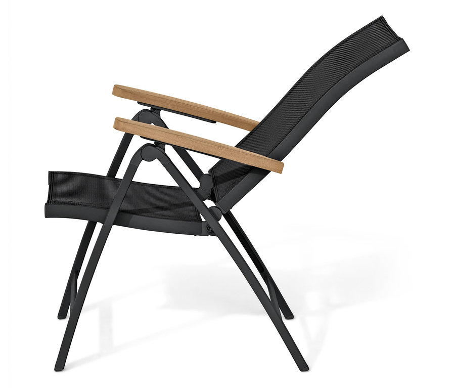 Pojedyncze czarne składane krzesło z drewnianymi podłokietnikami na białym tle.