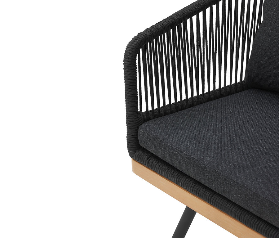 Szczegółowy widok obrotowego krzesła ogrodowego z tekstylną plecionką, które ma szare siedzisko i oparcie.