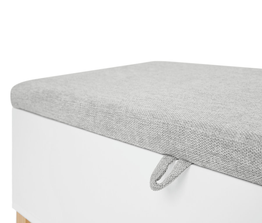 Zbliżenie szarej tapicerowanej ławki z białą obudową i uchwytem.