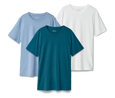 Trzy T-shirty w kolorach jasnoniebieskim, ciemnoniebieskim i białym leżą jeden na drugim.