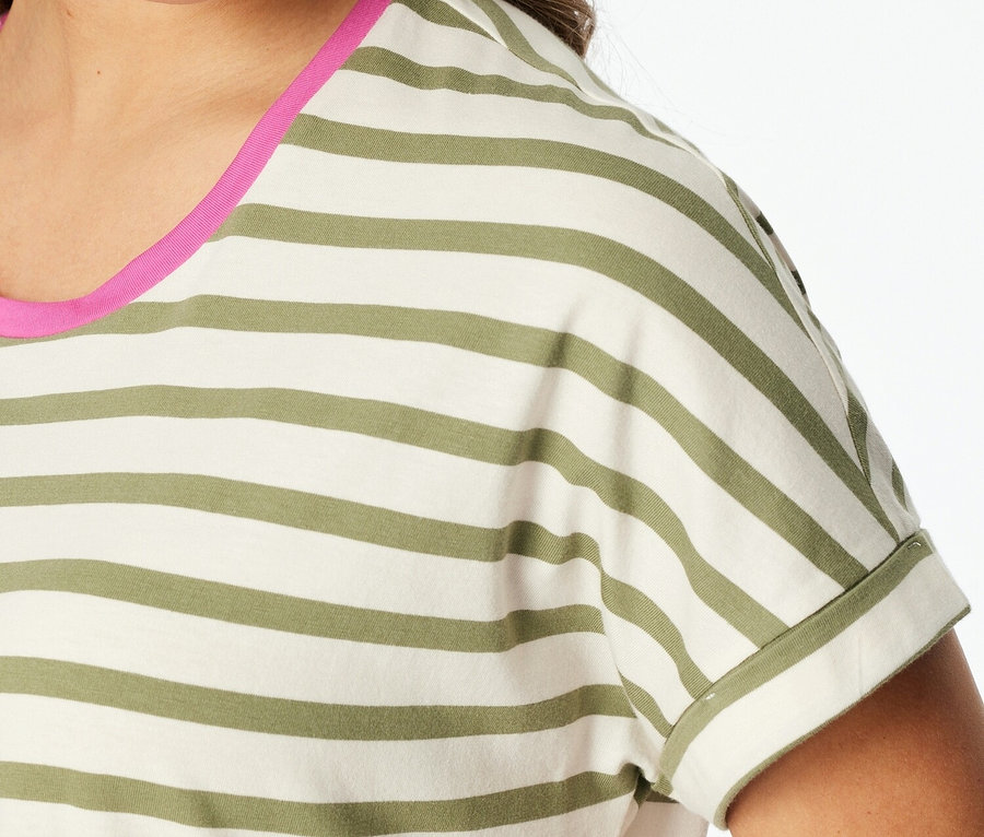 Zbliżenie kobiety w pasiastym T-shircie z różowymi akcentami.