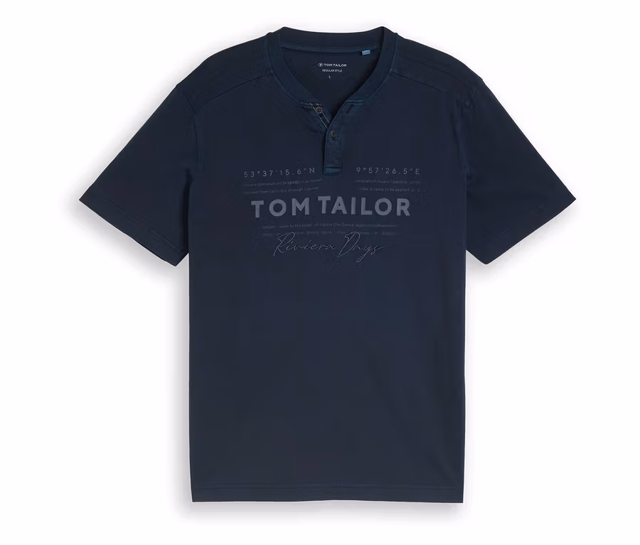 Granatowa koszulka Tom Tailor typu serafino z listwą na trzy guziki i graficznym nadrukiem logo na piersi.