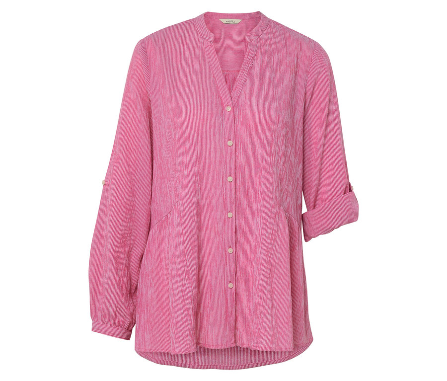 Zbliżenie różowej, prążkowanej bluzki z długimi rękawami.