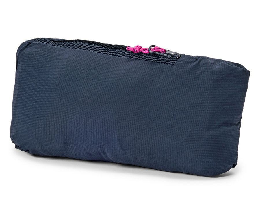 Złożona, granatowa, prostokątna torba z różowym zamkiem błyskawicznym leży na białym tle.
