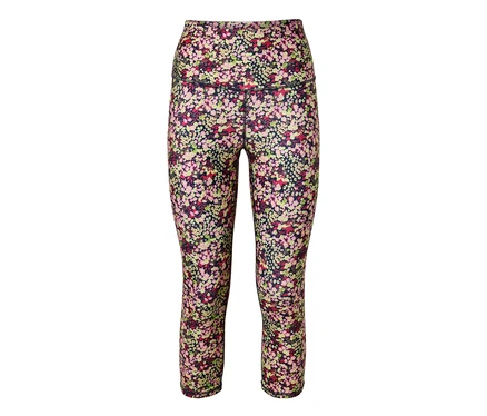 Zbliżenie na legginsy w kwiatowy wzór na białym tle.