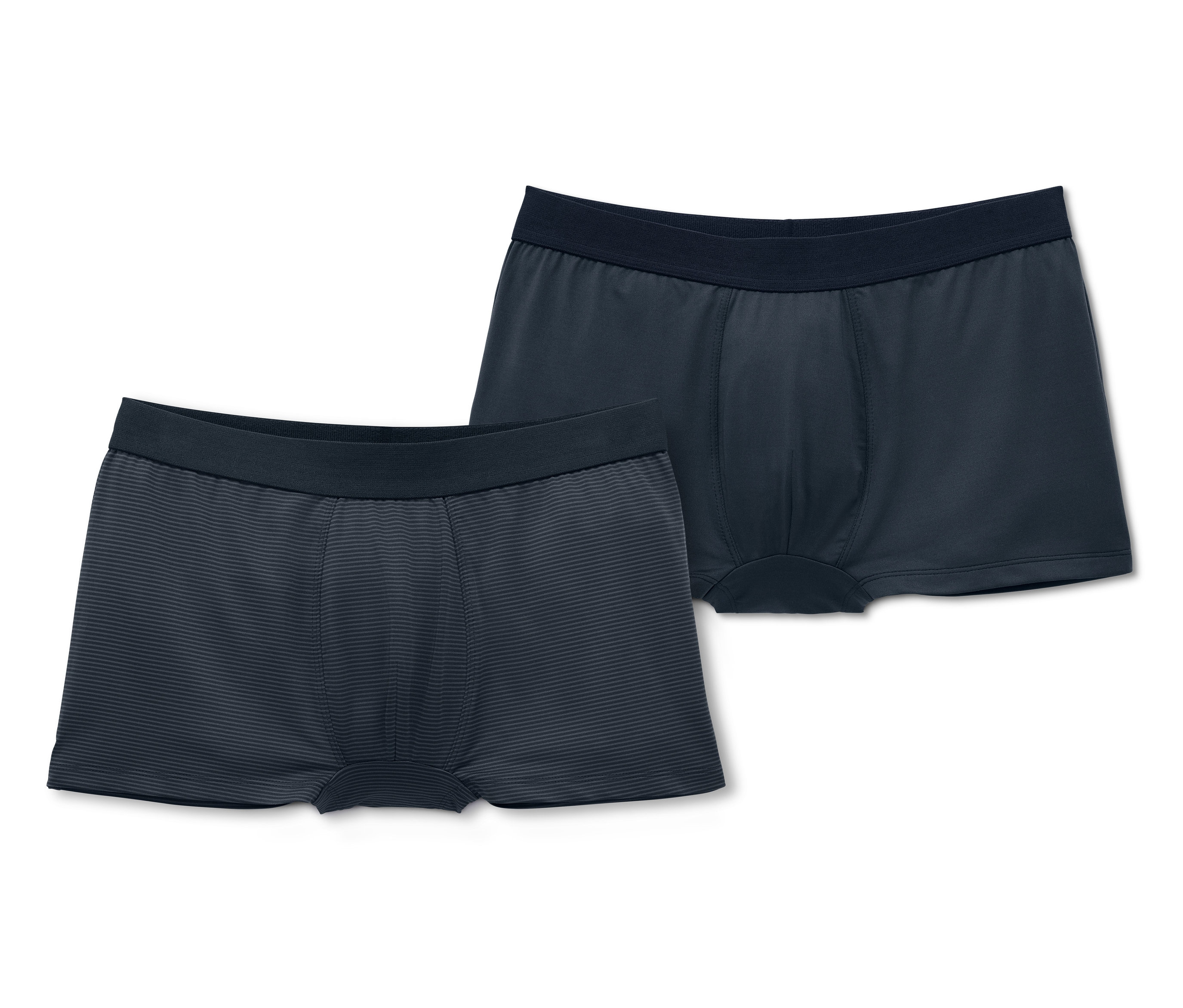 Dwie pary szybkoschnących bokserek męskich z mikrowłókna leżą obok siebie, jedne z paskami.