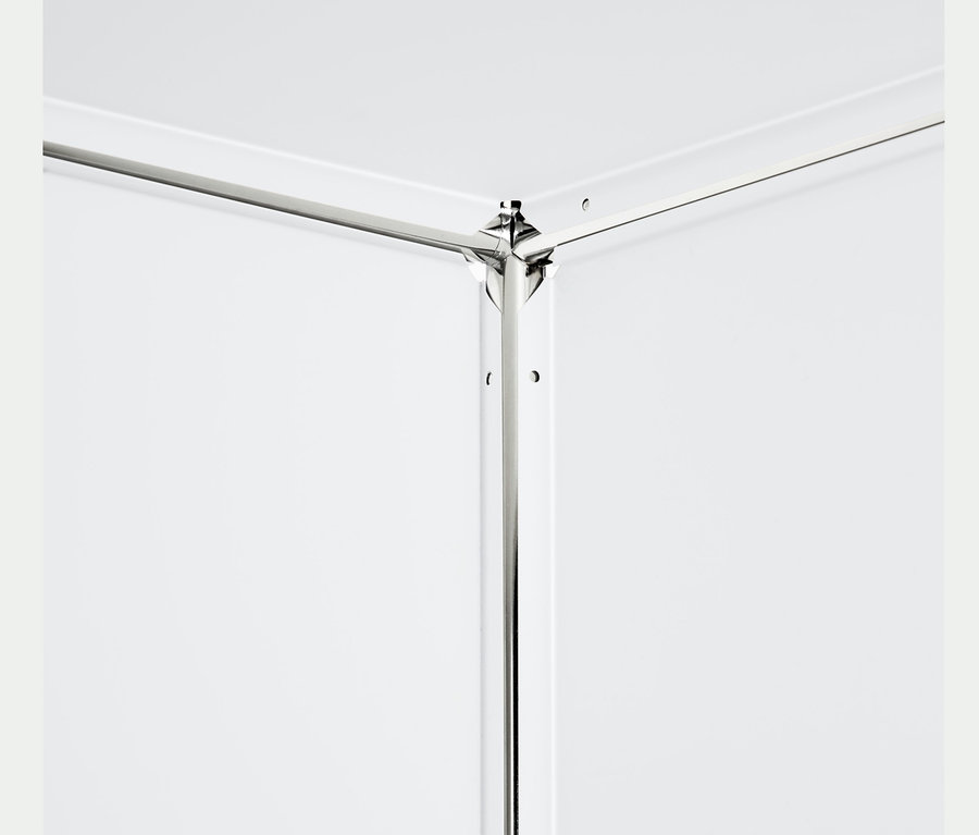 Detalle białego metalowego regału z 2 przegrodami z klapami.