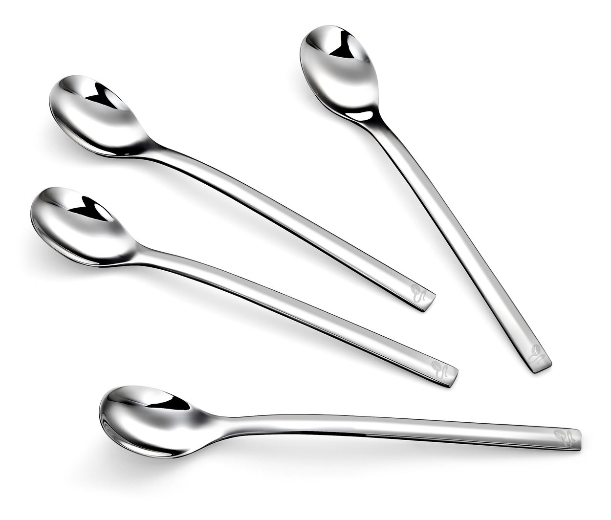 Cztery łyżeczki do latte macchiato, zestaw 4 szt., ułożone diagonalnie na białym tle.