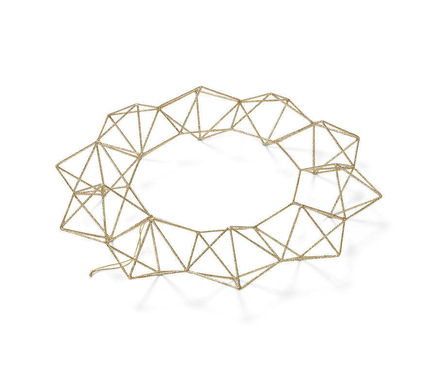 Złoty wieniec dekoracyjny z cienkich drutów na białym tle.