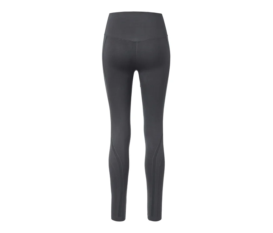 Zbliżenie na legginsy bezszwowe modelujące sylwetkę.