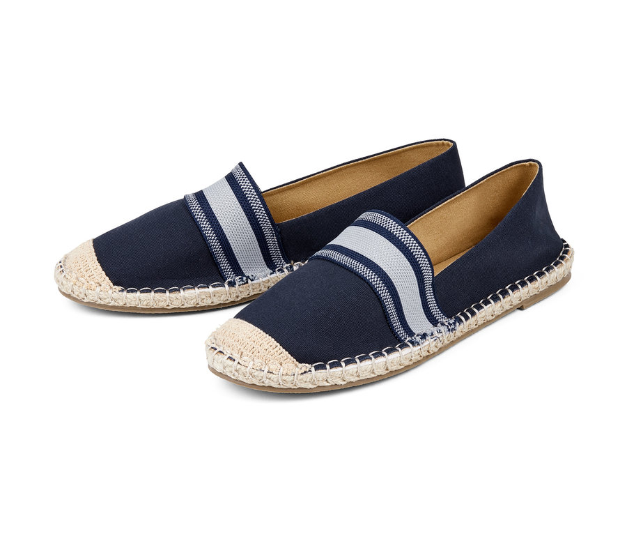 Dwa granatowe espadryle.