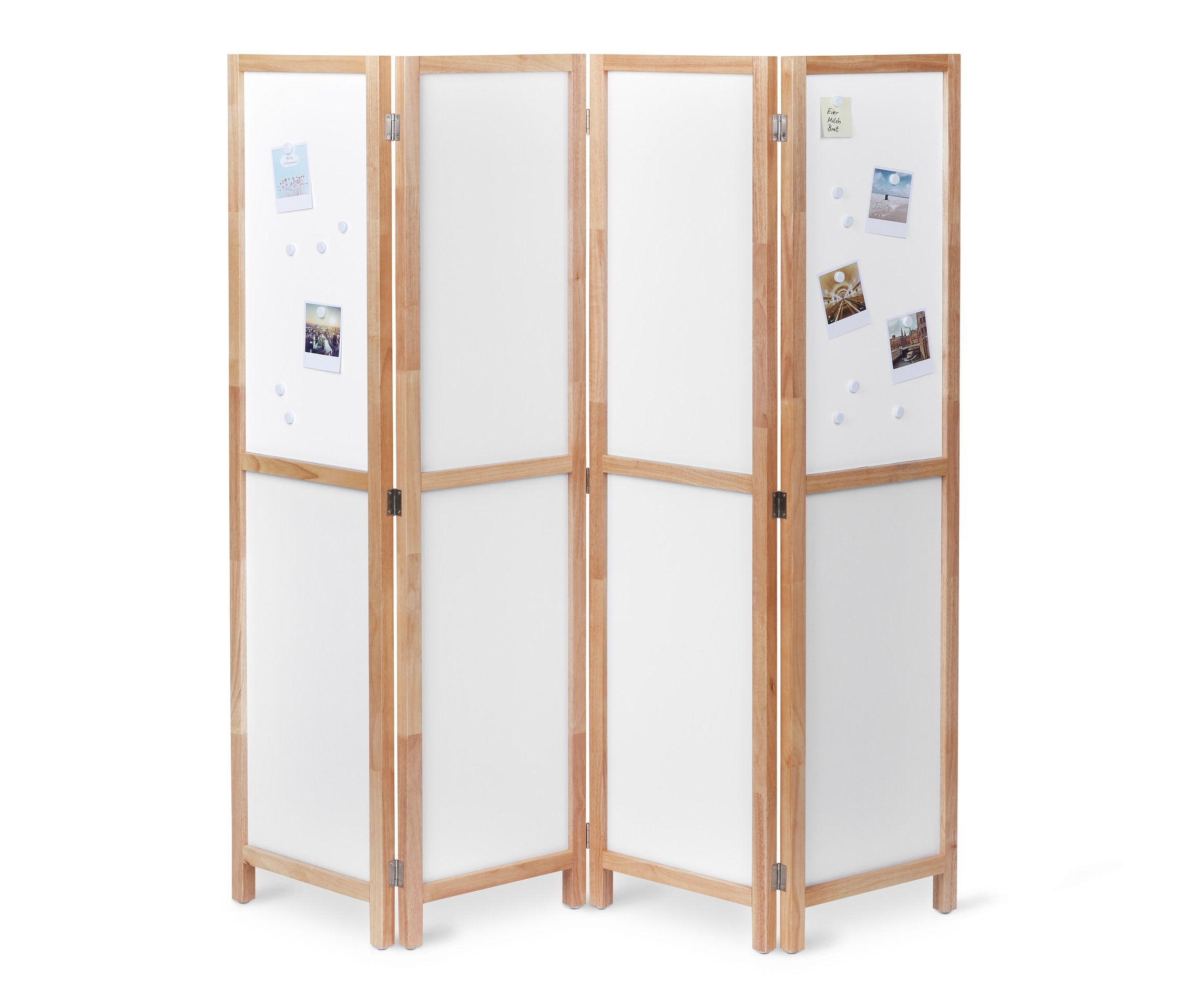 Czteroczęściowy parawan biurowy z drewnianą ramą i białymi panelami, do których przymocowane są zdjęcia i magnesy.