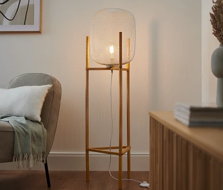 W salonie stoi lampa stojąca "Trójnóg".
