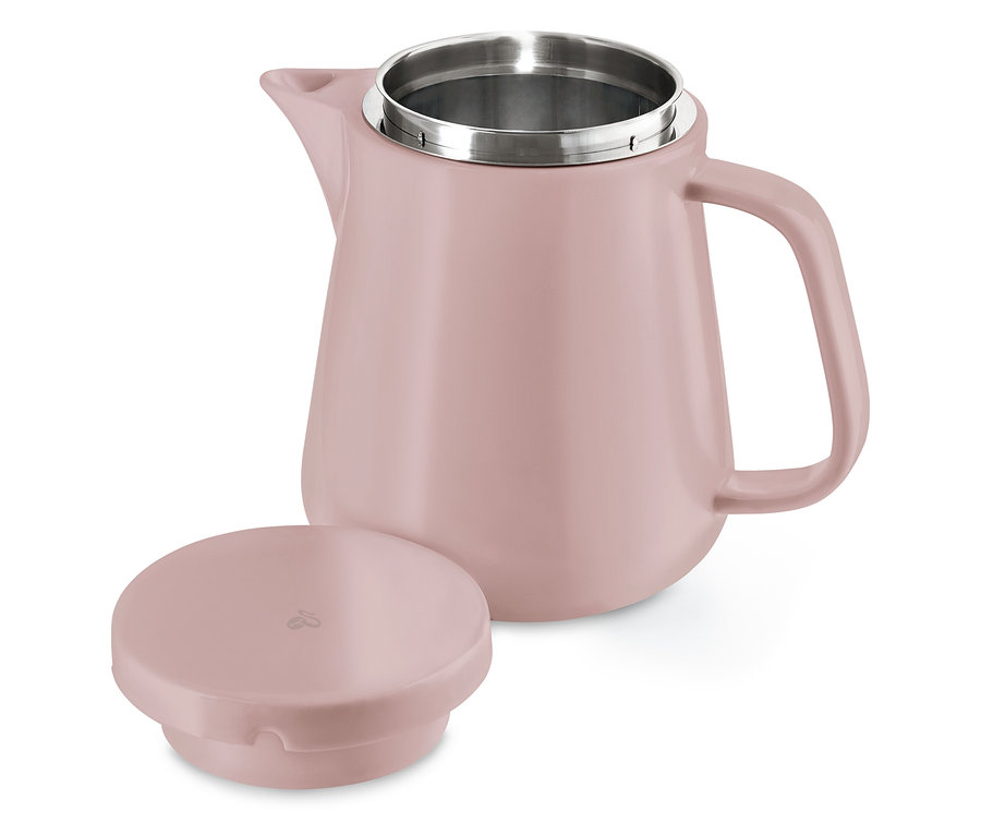 Szczegół ceramicznego zaparzacza do kawy w kolorze różowym z filtrem ze stali nierdzewnej, obok leży pokrywka.