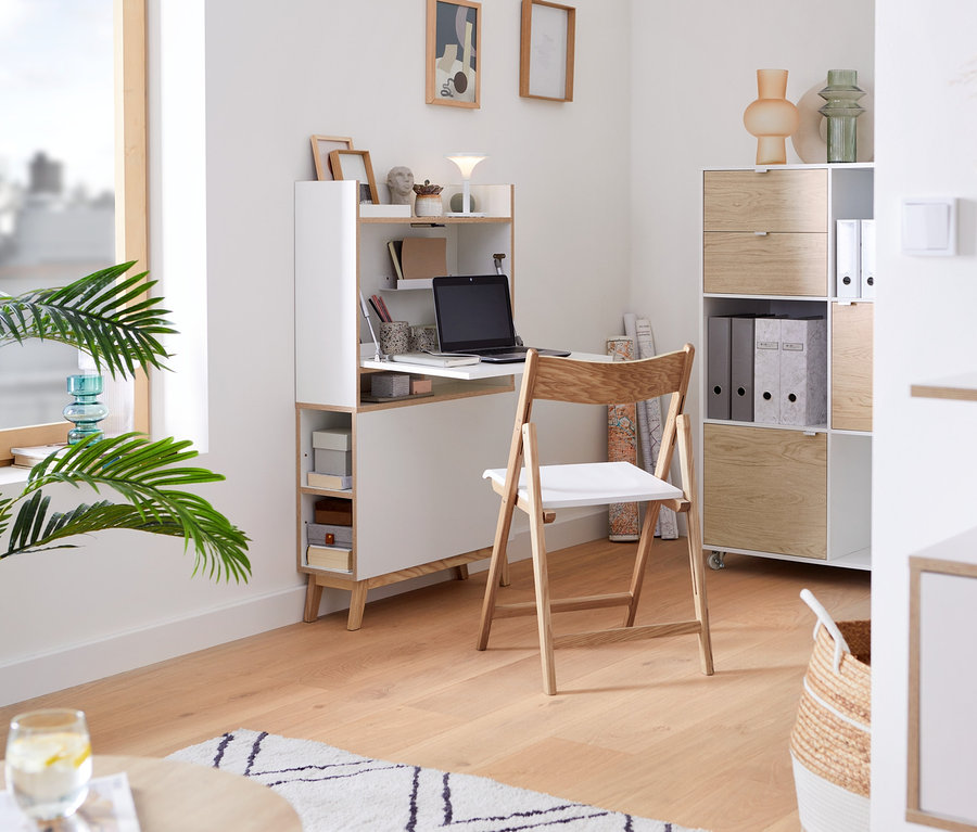 Wnętrze z sekretarzykiem z krawędziami z prawdziwego drewna multipleks, składanym krzesłem z drewna jesionowego posiadającego certyfikat FSC® i akumulatorową lampą stołową LED.