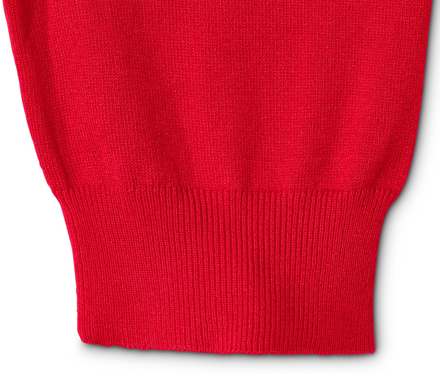 Zbliżenie na czerwony sweter z delikatnej dzianiny ze stójką.