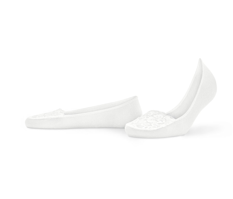 Dwie pary białych stopek do balerinek z koronką leżą na białym tle.