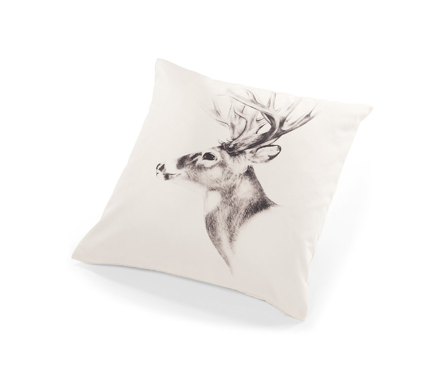Dekoracyjna poszewka na poduszkę z czarno-białym rysunkiem jelenia.