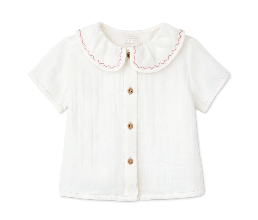 Bawełniana bluzka z krótkim rękawem i ozdobnym brzegiem.