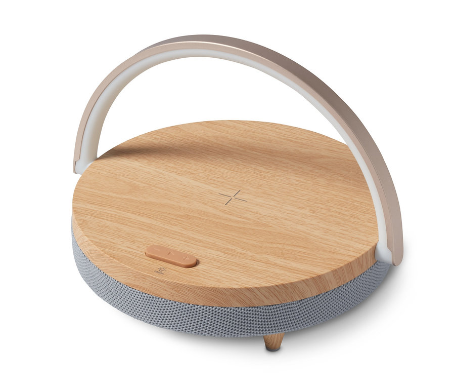 Głośnik Bluetooth z bezprzewodową ładowarką i lampką LED na białym tle.
