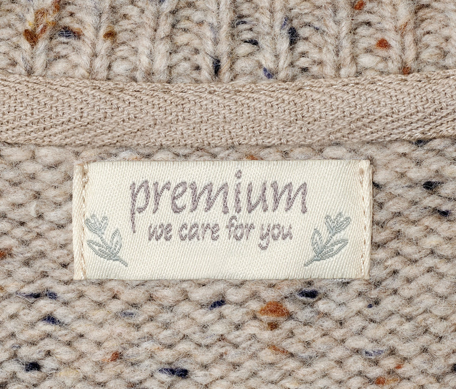 Zbliżenie na sweter z etykietą Premium.