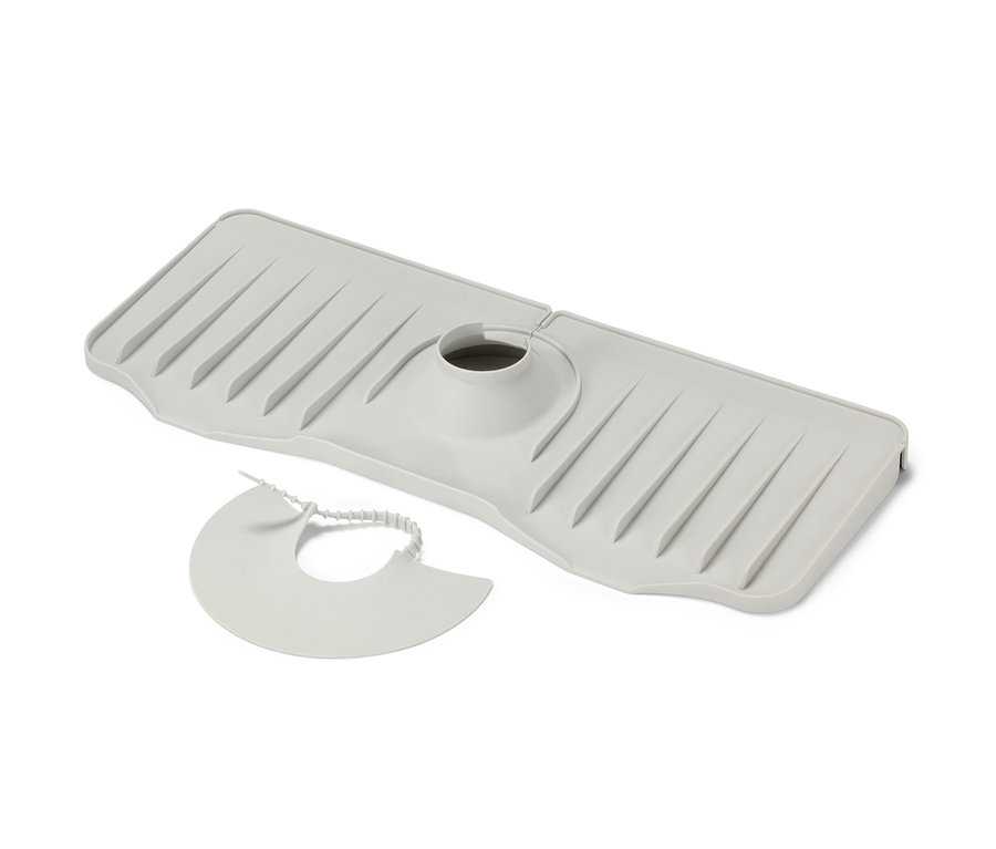 Szary silikonowy uchwyt na kran z ociekaczem.