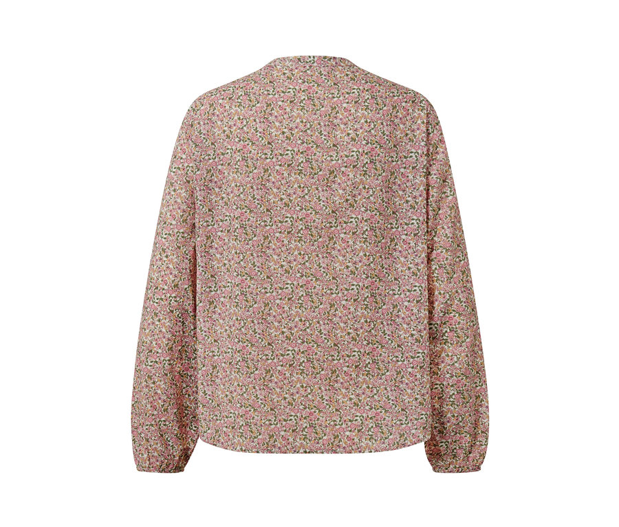 Widok z tyłu na bluzkę w kwiecisty wzór.