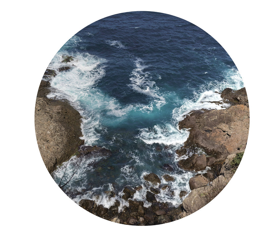 Widok z góry na wzburzony ocean uderzający o skaliste wybrzeże. Produkt: Puzzle »Ocean«.