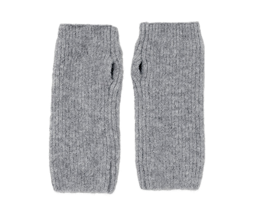 Dwie szare mitenki leżą obok siebie.