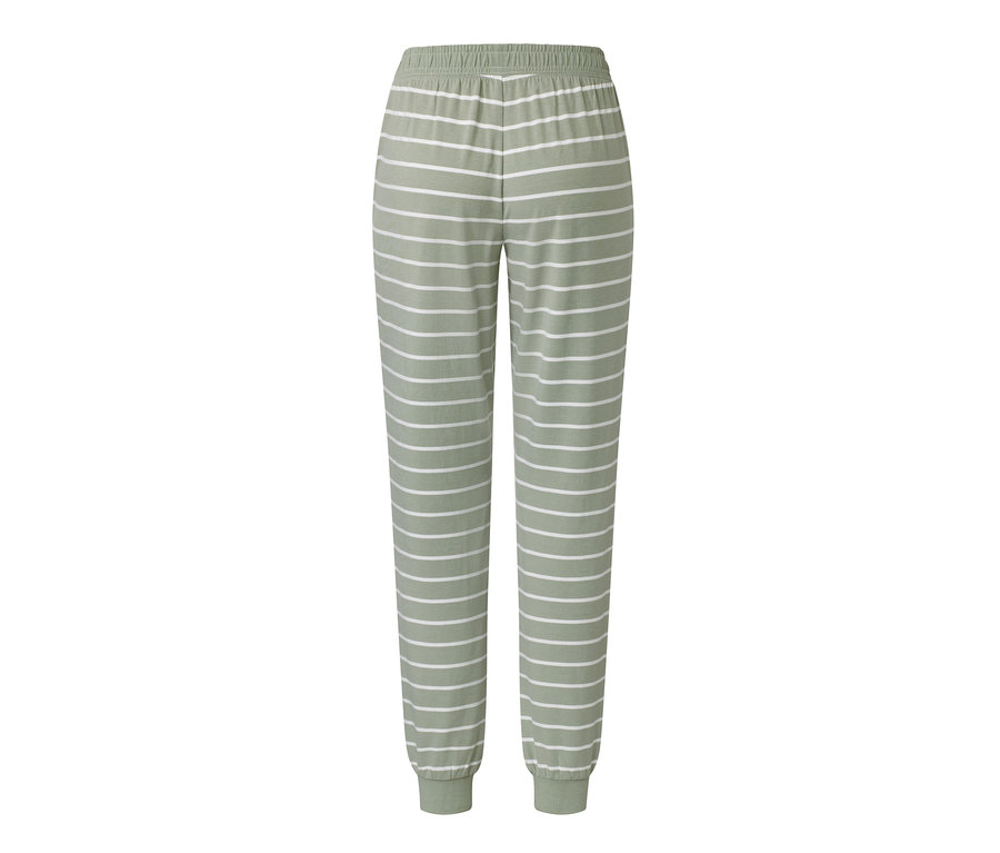 Na zdjęciu spodnie od piżamy w kolorze szałwiowym z białymi poziomymi paskami.