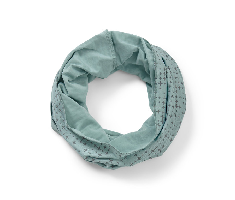 Niebieska chustka wielofunkcyjna zwinięta w okrąg.