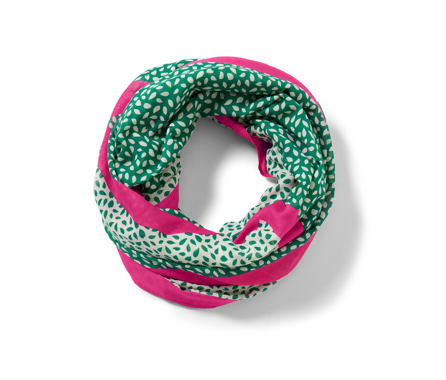 Szal typu komin w kolorze zielono-białym z różowymi paskami.