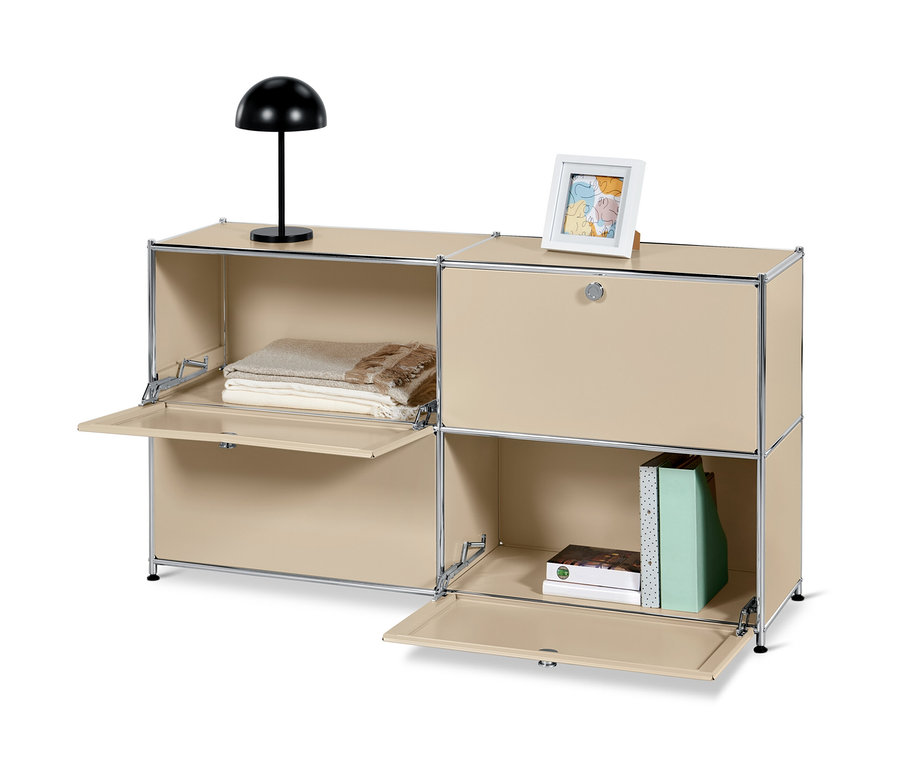 Beżowa metalowa szafka typu sideboard „CN3” z 4 klapami. Na szafce stoi lampa i obraz w ramie.